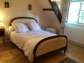5 bedrooms, iron/ironing board, free WiFi, bed sheets