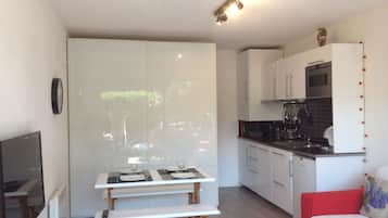 Frigorífic, microones, placa de cuina i rentaplats