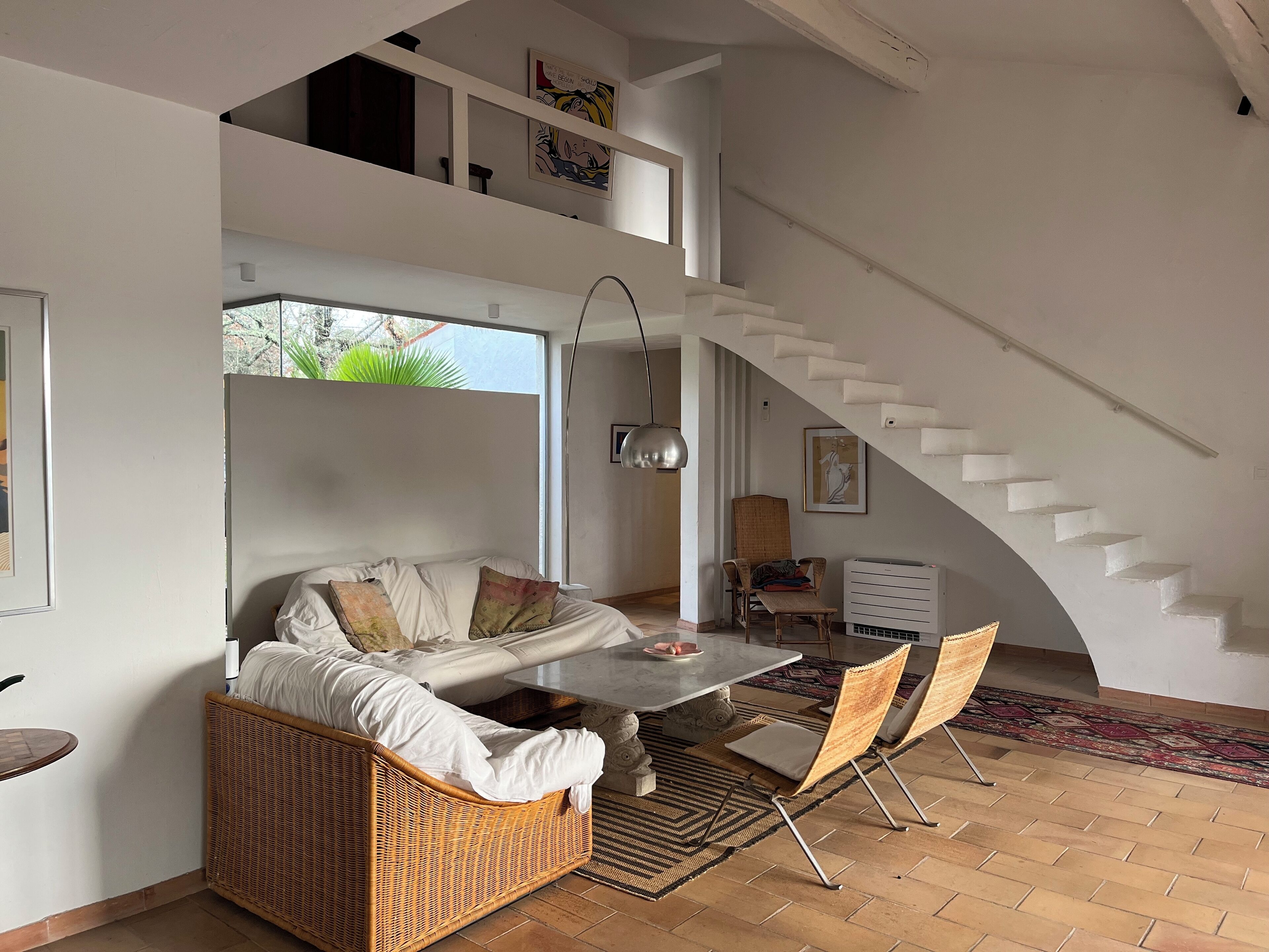 Een smart-tv, een open haard, een dvd-speler en tafelvoetbal