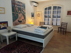 4 bedrooms, iron/ironing board, free WiFi, bed sheets