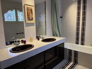 Ensemble douche/baignoire, serviettes fournies, papier toilette