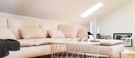 Una televisión, un futbolín, una mesa de tenis de mesa, libros