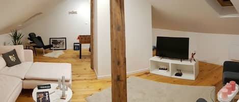 TV, pebolim, mesa de pingue-pongue, livros