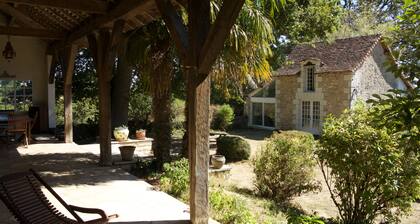 Artist's house in a preserved natural setting, near the Futuroscope