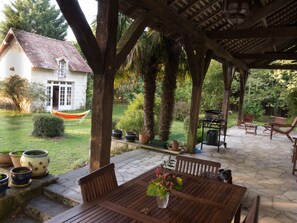 Outdoor dining - Artist's house in a preserved natural setting, near the Futuroscope (Senillé-Saint-Sauveur)