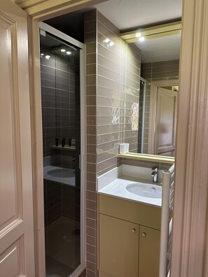Bathtub, hair dryer, towels, soap - Arcs 2000, new 95m² apartment in a chalet, 2 min from the slopes, wifi, pkg (Bourg-Saint-Maurice)