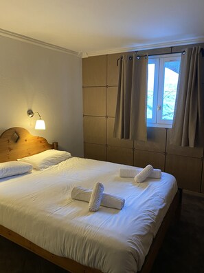 4 chambres, lit de bébé portatif, accès au Wi-Fi (inclus)