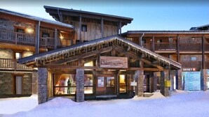 A multi-story wooden building with a covered entrance and a sign that reads "Chalet de l'Enfant Renaud." - Arcs 2000, new 95m² apartment in a chalet, 2 min from the slopes, wifi, pkg (Bourg-Saint-Maurice)
