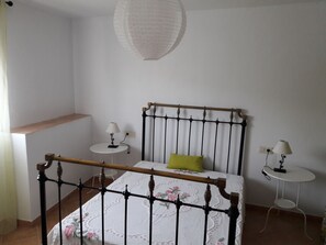 3 bedrooms, iron/ironing board, Internet, bed sheets