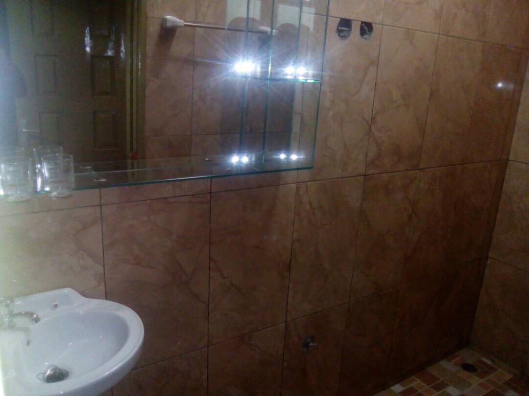 Douche, sèche-cheveux, serviettes fournies