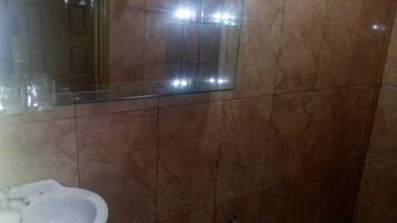 Douche, sĂšche-cheveux, serviettes fournies