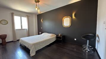 3 slaapkamers, een strijkplank/strijkijzer, gratis wifi, beddengoed