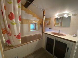 Bathtub, hair dryer - Stone cottage, fireplace, swimming pools, playground, enclosed park with trees (Joyeuse)