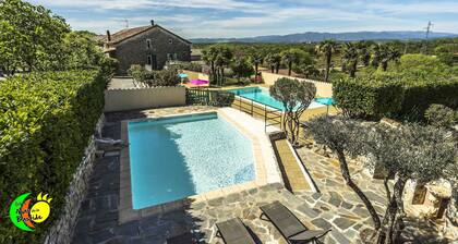 Gßte en pierres, cheminée, piscines, aire de jeux, parc clos et arboré