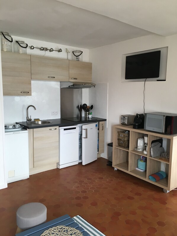 Refrigerador, microondas, horno y parrilla de estufa 