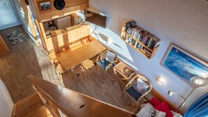 Un espacio habitable compacto y de concepto abierto, con cocina, comedor y zona de estar.