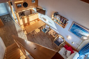 Televisio, DVD-soitin, kirjoja