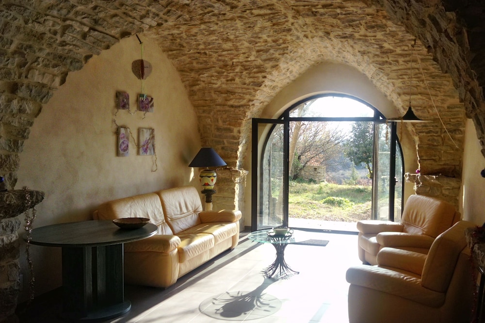 At the gates of the Cevennes, renovated stone house, very quiet, private land