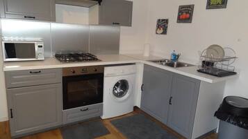 Frigorifero, microonde, forno, piano cottura