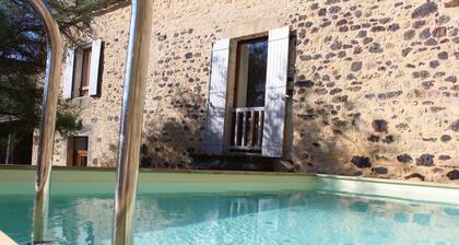 charming house in renovated farmhouse 30 minutes from Sarlat, enclosed garden.