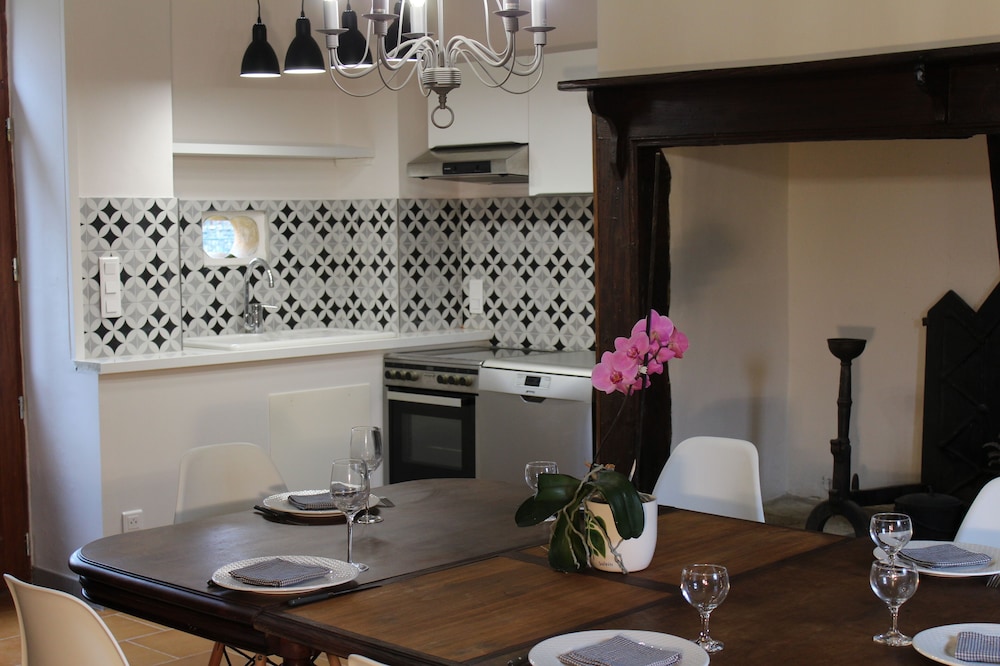 charming house in renovated farmhouse 30 minutes from Sarlat, enclosed garden.