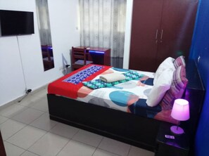 1 chambre, bureau, fer et planche à repasser, Wi-Fi gratuit