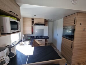 Fridge, microwave, oven, stovetop - New mobile home (6/8 pers.), All options, Camping Marestang 4 * Location 23 (Canet-en-Roussillon)