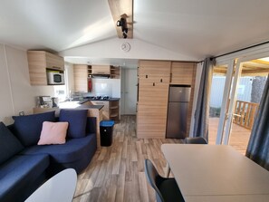 Interior - New mobile home (6/8 pers.), All options, Camping Marestang 4 * Location 23 (Canet-en-Roussillon)
