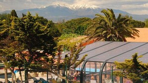 A solar panel installation with a mountainous backdrop. - New mobile home (6/8 pers.), All options, Camping Marestang 4 * Location 23 (Canet-en-Roussillon)