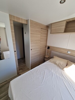 3 bedrooms, WiFi, bed sheets - New mobile home (6/8 pers.), All options, Camping Marestang 4 * Location 23 (Canet-en-Roussillon)