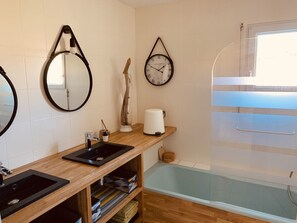 Combined shower/bathtub, hair dryer, towels