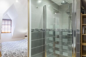 Dusche, Handtücher, Toilettenpapier