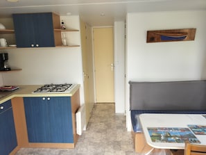 Fridge, microwave, stovetop, coffee/tea maker - Quiet 2 bedroom cottage close to nature (Cabariot)