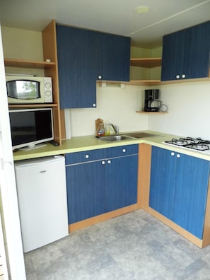 Fridge, microwave, stovetop, coffee/tea maker - Quiet 2 bedroom cottage close to nature (Cabariot)