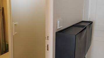 Douche, sĂšche-cheveux, serviettes fournies, savon