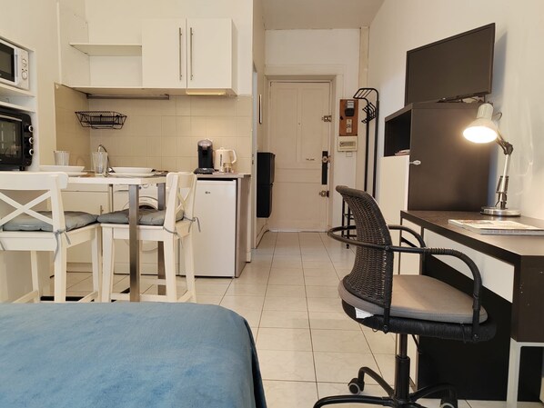 1 dormitorio, escritorio, tabla de planchar con plancha y wifi gratis