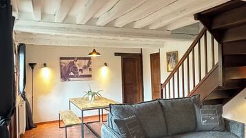 Fernseher, Tischfußball, Tischtennisplatte