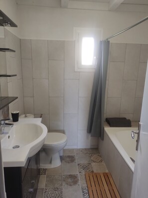 Serviettes fournies, savon, shampooing, papier de toilette