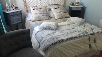 4 bedrooms, iron/ironing board, Internet, bed sheets