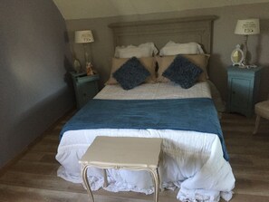 4 bedrooms, iron/ironing board, Internet, bed sheets