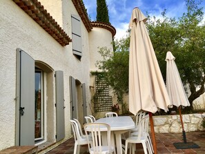 Outdoor dining - Large family home, air-conditioned, lovely private pool, relaxing on the Côte d'Azur (Tourrettes-Sur-Loup)