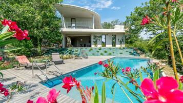 Alberca al aire libre y alberca climatizada