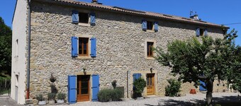 Four independent cottages in an old farmhouse with swimming pool - ‘Bordeaux’