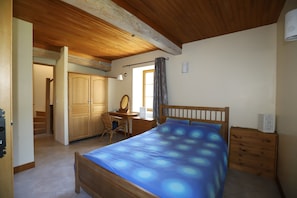 4 bedrooms, iron/ironing board, travel cot, free WiFi