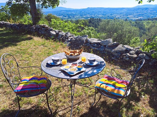 Cante Grillet in Provence at the foot of the Luberon LACOSTE (84480) Chambre FLORY