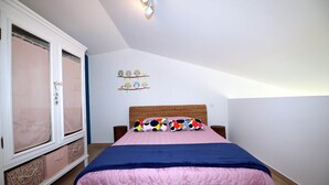 Une chambre à coucher avec un lit, une armoire et un élément décoratif mural.