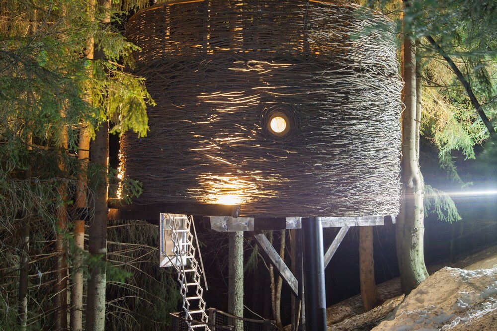 Treehouses BETWEEN EARTH AND SKY