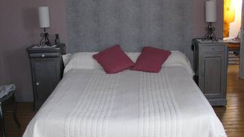 2 chambres, bureau, fer et planche Ă repasser