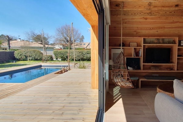Salon lumineux donnant sur la piscine