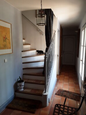 المنشأة من الداخل